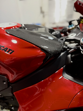 CARBONVANI DV4S25-04 Ducati Panigale V4 (2025+) Carbon Battery Cover – Accessories in Desmoheart – an Motorcycle Aftermarket Parts & Accessories Online Shop