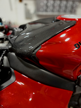 CARBONVANI DV4S25-04 Ducati Panigale V4 (2025+) Carbon Battery Cover – Accessories in Desmoheart – an Motorcycle Aftermarket Parts & Accessories Online Shop